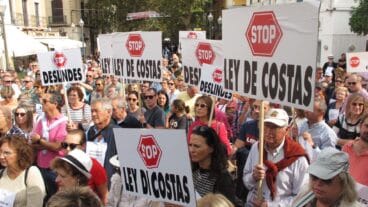 vecinos de denia manifestandose contra la ley de costas