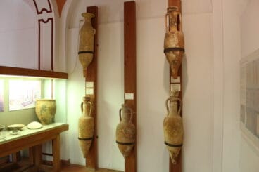 Exposición de ánforas en el Museo Arqueológico de Dénia
