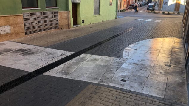 La historia que esconden los adoquinados inusuales de 3 calles de Dénia y que reflejan el pasado de la ciudad 2 Imagen: Adoquines distintos en carrer Major