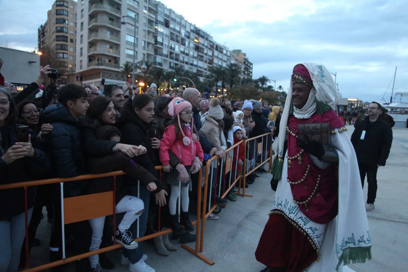 Baltasar en la cabalgata saludando