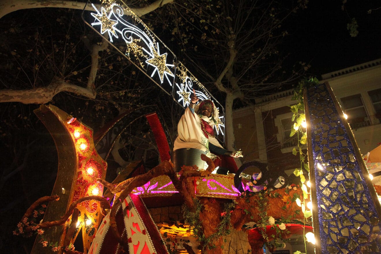 Baltasar en la carroza del desfile