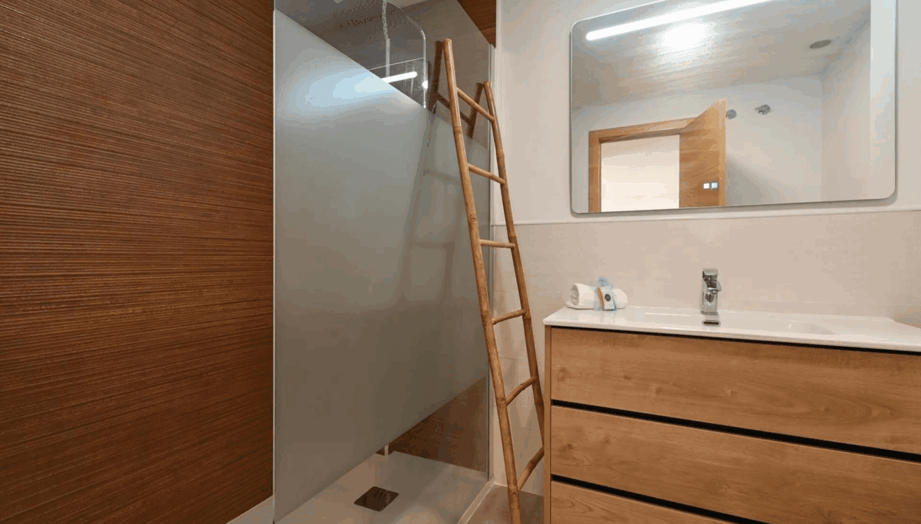 Baño elegante y funcional con una amplia ducha