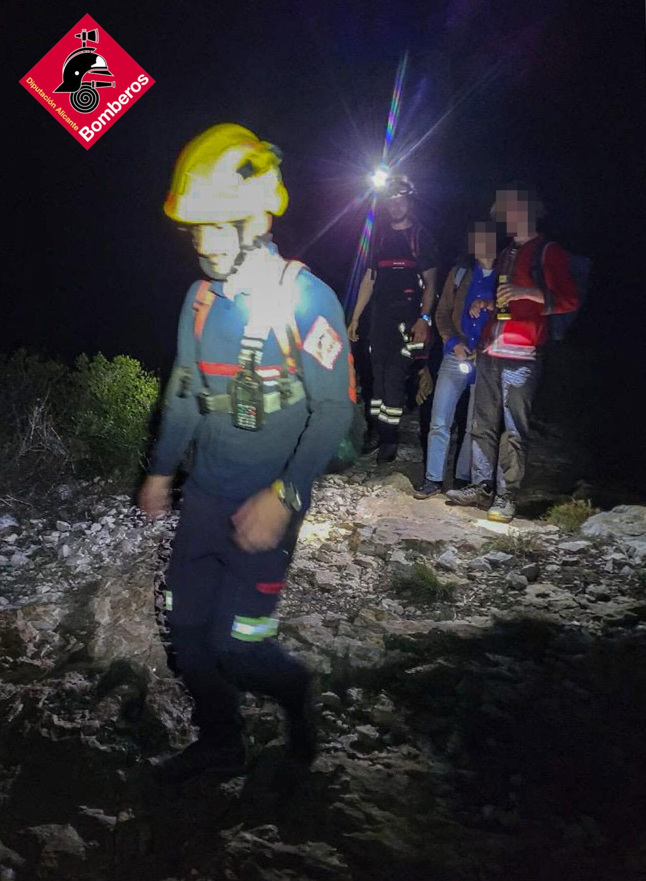 Bomberos durante el rescate
