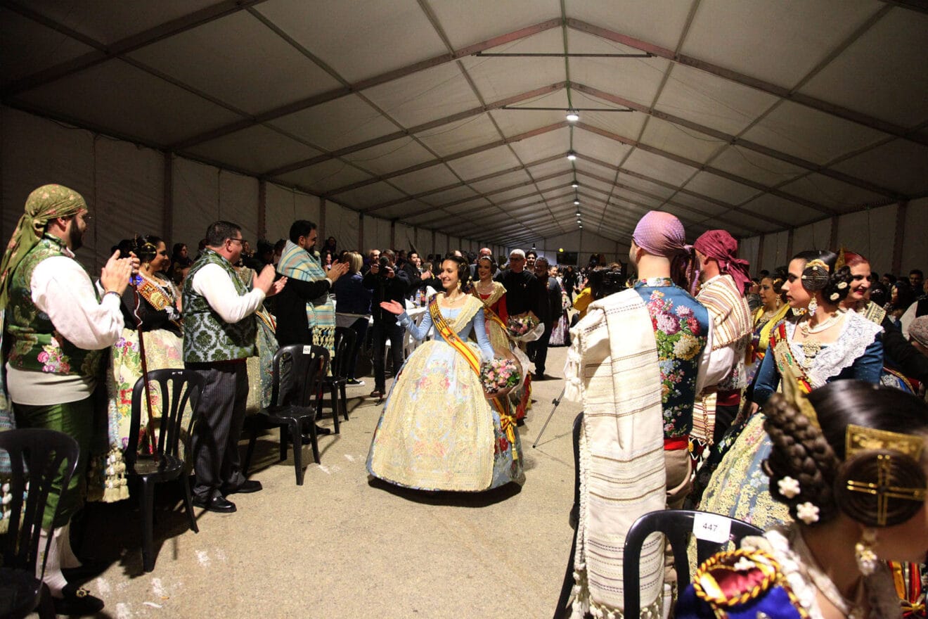 Celebración del Sopar del Germanor en la carpa que costeaba el Ayuntamiento