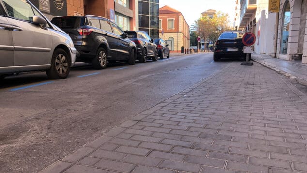 La historia que esconden los adoquinados inusuales de 3 calles de Dénia y que reflejan el pasado de la ciudad 1 Imagen: Diferencias de material en el acabado de calle Colón
