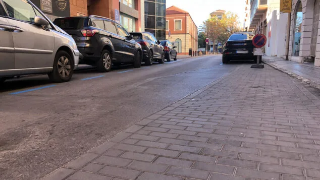 La historia que esconden los adoquinados inusuales de 3 calles de Dénia y que reflejan el pasado de la ciudad 1 Imagen: Diferencias de material en el acabado de calle Colón