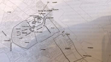 Distribución de Dénia y paso de las murallas, sobre una cartografía moderna | J. Ivars