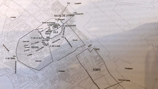 La historia que esconden los adoquinados inusuales de 3 calles de Dénia y que reflejan el pasado de la ciudad 4 Imagen: Distribución de Dénia y paso de las murallas, sobre una cartografía moderna | J. Ivars