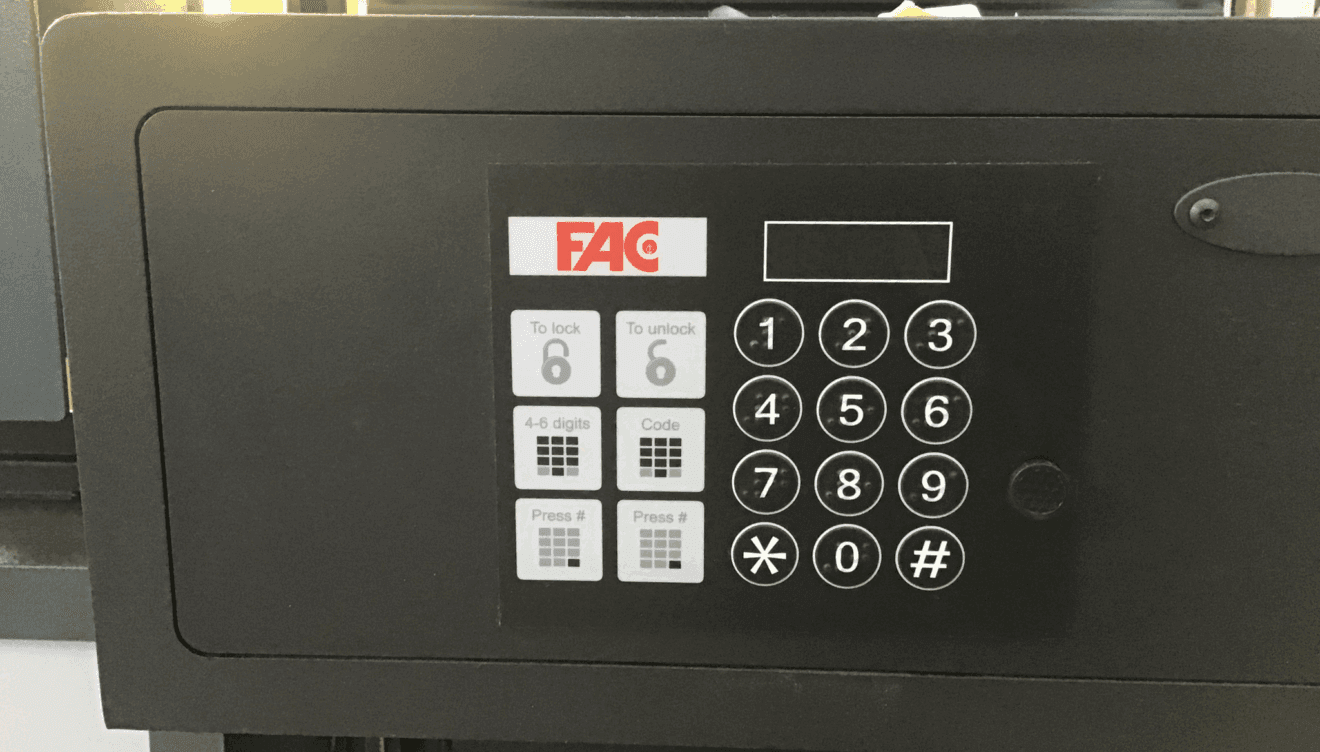 Diversas cerrojos y anclajes para mantener tus pertenencias seguras