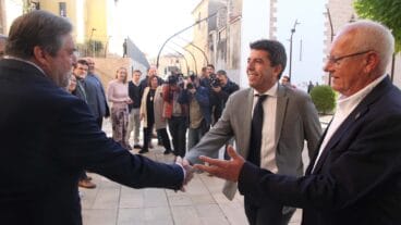 el alcalde de denia vicent grimalt y el vicealcalde rafa carrio recibiendo al president carlos mazon