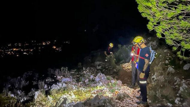 Rescatan a dos senderistas perdidos durante la noche en la cima del Montgó 1 Imagen: Encuentro con los senderistas en el Montgó