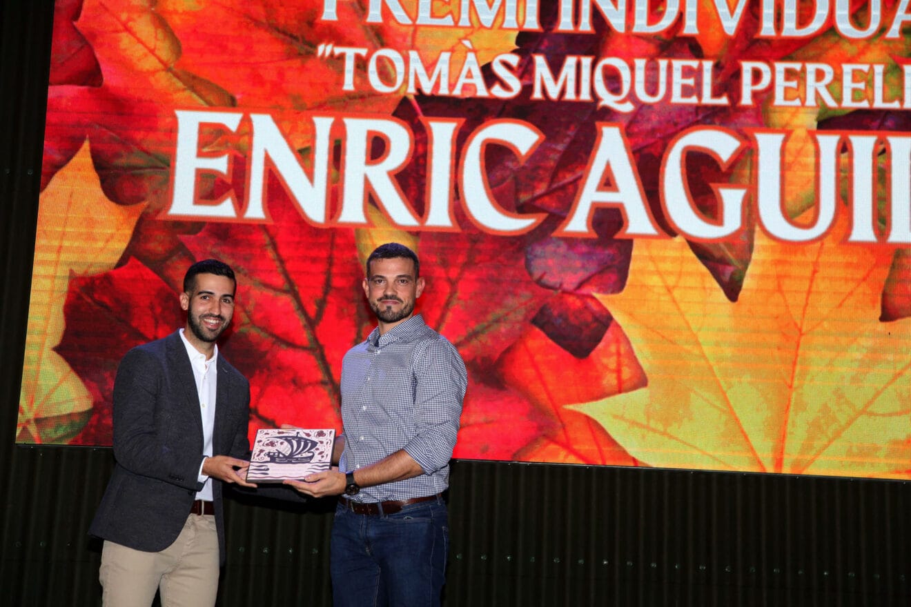 El concejal Valen Alcalà hace entrega a Enric Aguilar de su premio
