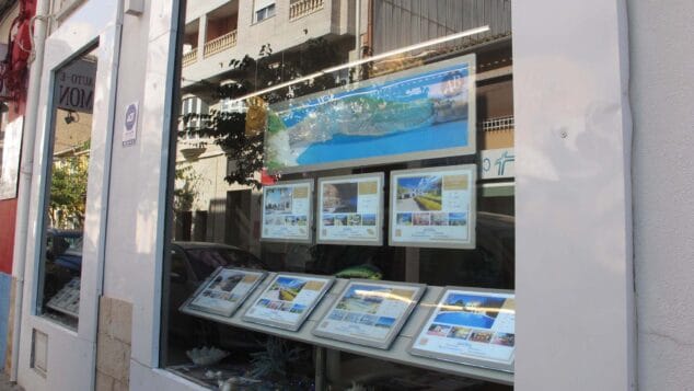 escaparate de una inmobiliaria de denia