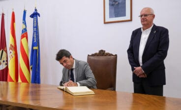 Firma de Carlos Mazón en el libro institucional