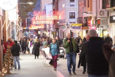 gente abrigada en el centro de denia durante la navidad