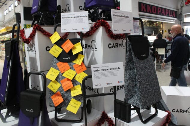 La fibromiàlgia regna l'arbre solidari del Mercat municipal de Dénia 2 Imatge: Missatges sobre la fibromiàlgia a l'arbre solidari de Dénia