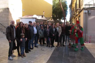Autoridades posando en el Mercat junto a parte de la animación