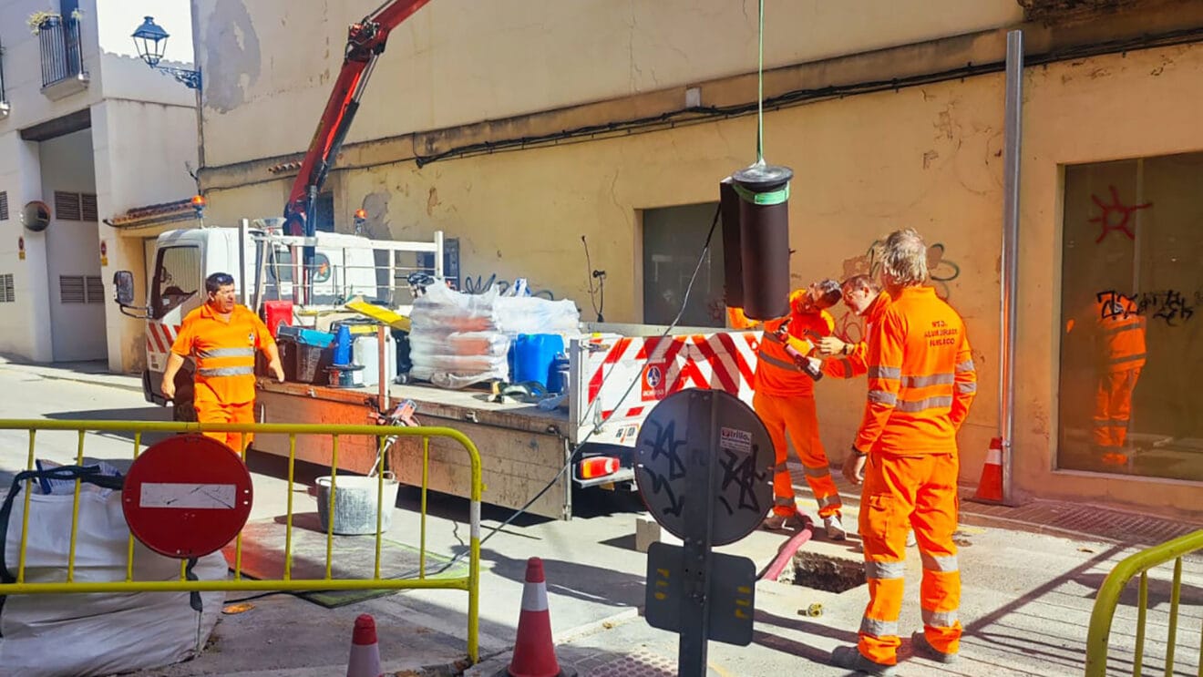 Instalación del bolardo electrónico que filtrará el tráfico en parte del centro de Dénia