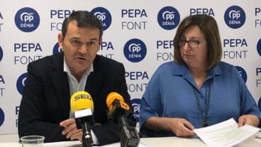 jose antonio cristobal junto a pepa font en la presentacion del programa economico del pp de denia