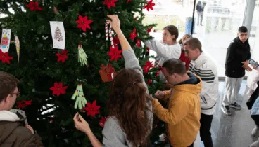 los alumnos del colegio raquel paya de denia adornan el arbol del hospital