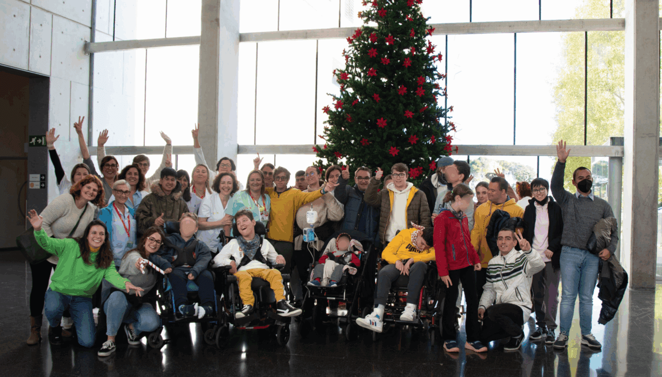 Los alumnos han disfrutado de un día diferente decorando el árbol de Navidad del Hospital