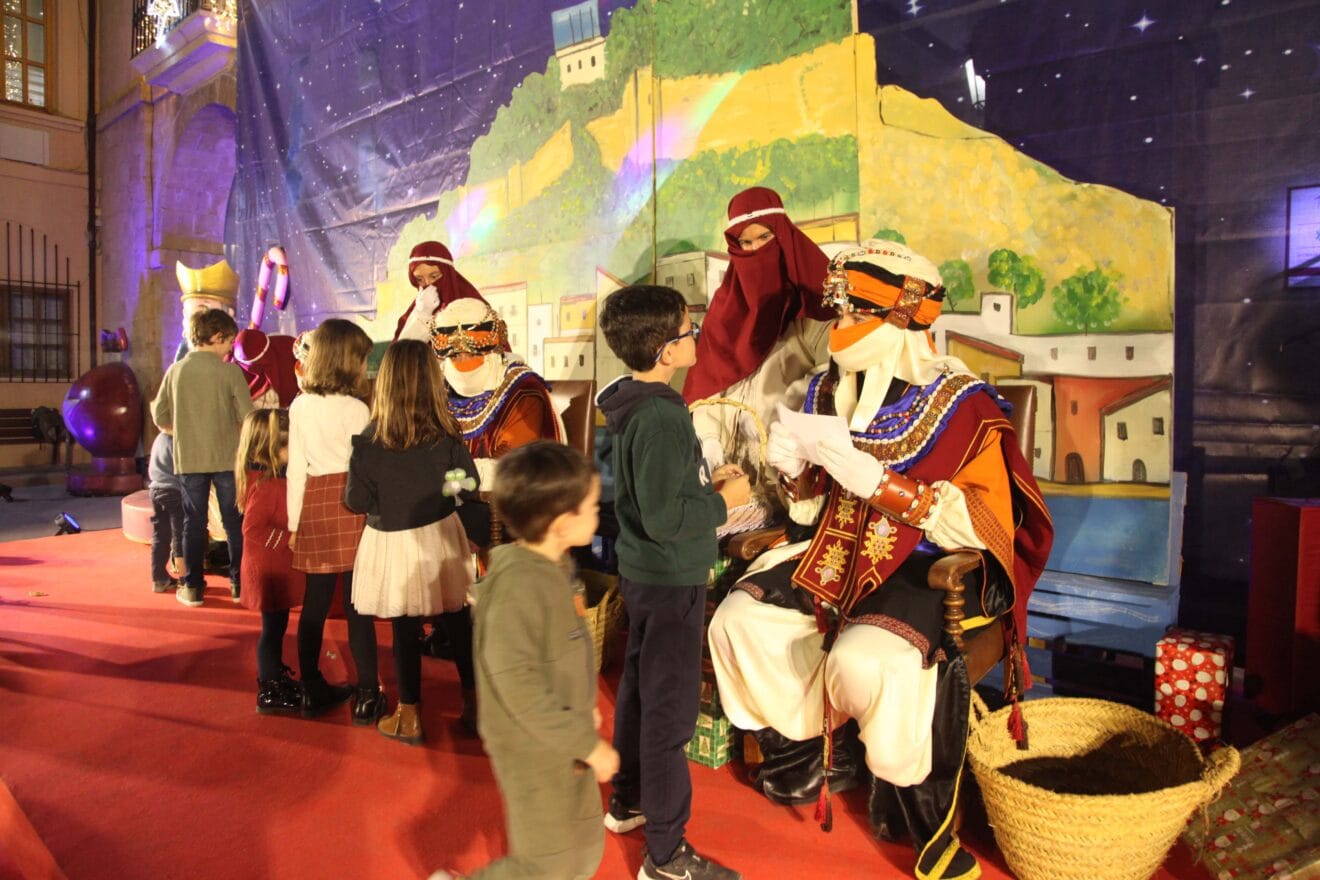 Los carteros reales reciben a los niños de Dénia