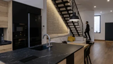 Madera, piedra, cerámica y hierro en un mismo espacio