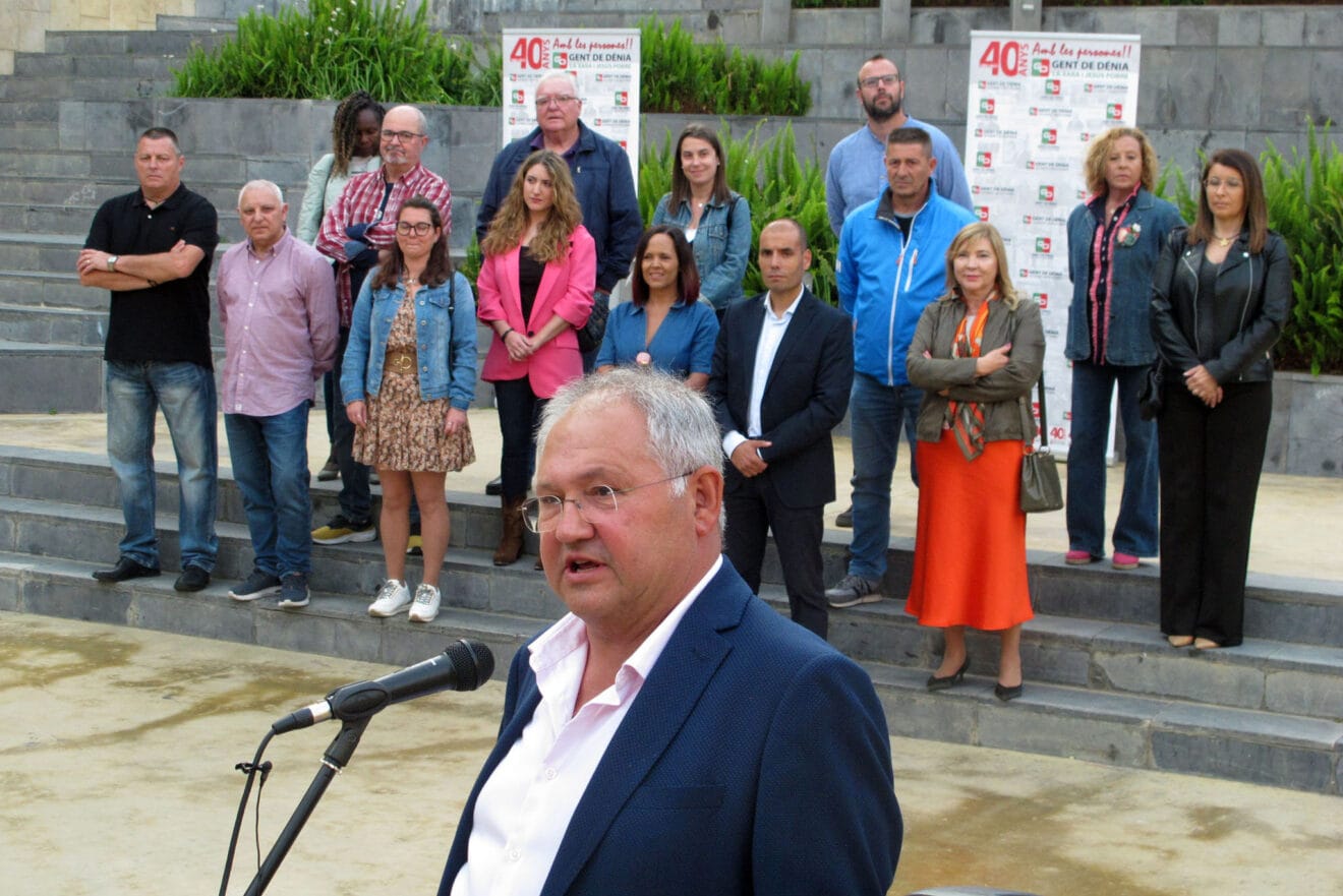 Mario Vidal, portavoz de Gent de Dénia, junto a su equipo en la pasada campaña electoral