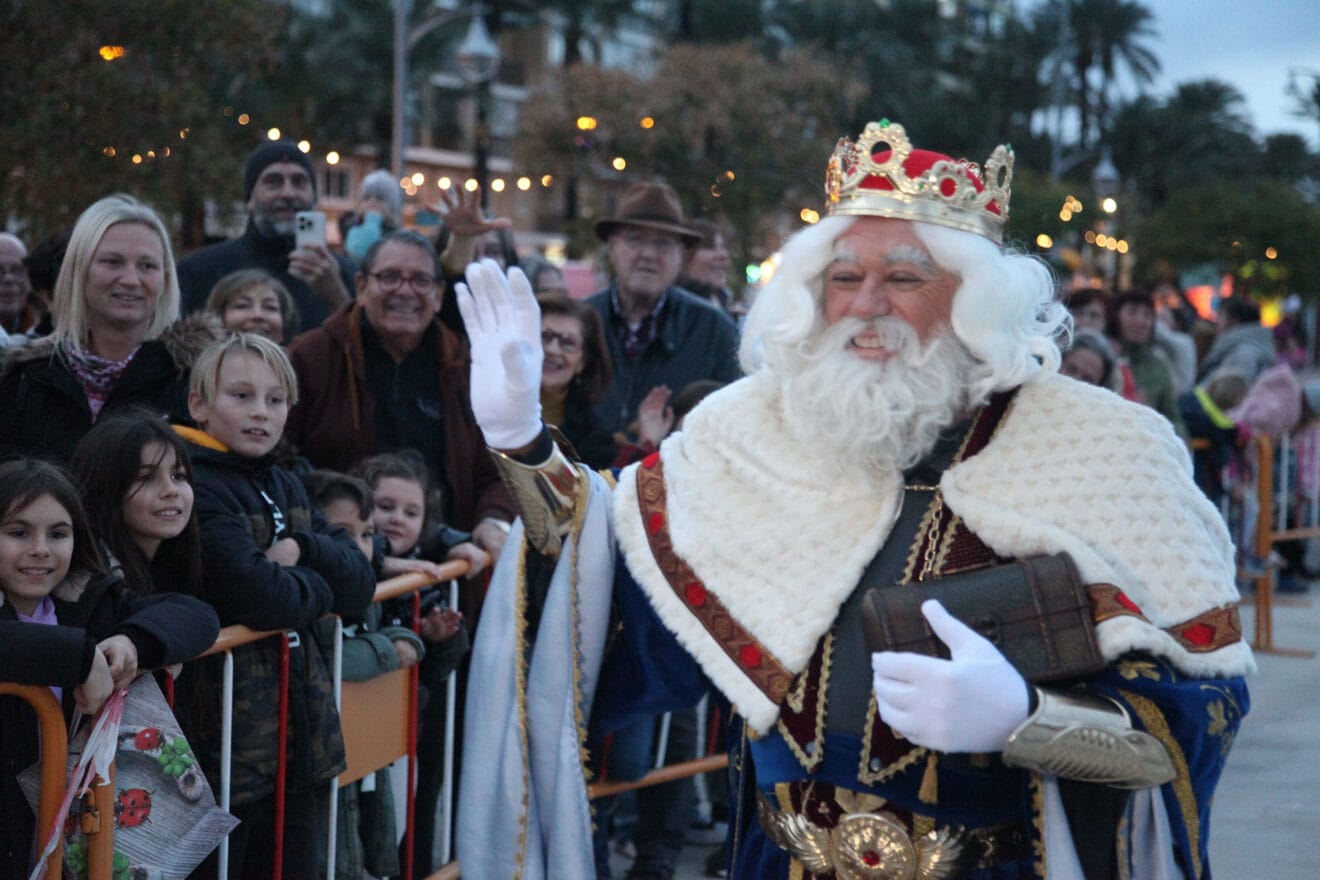 Melchor saluda a la multitud en la cabalgata