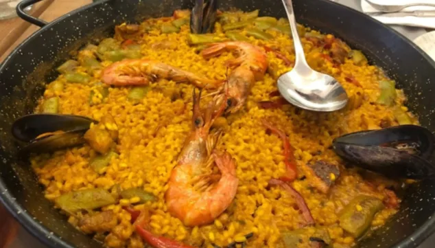 Platos bien elaborados y un trato encantador: degusta su excelente selección de tapas mediterráneas 7 paella valenciana