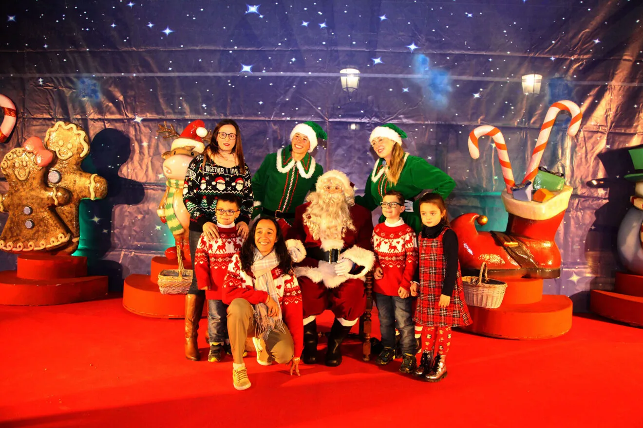 Papá Noel y los elfos posan con los más pequeños
