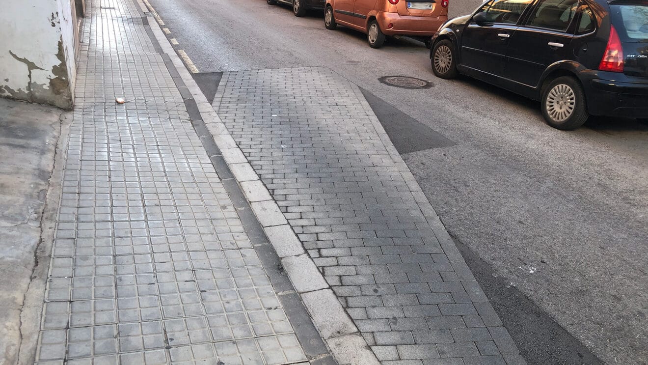 Reflejo que indica el paso de la muralla de Dénia por carrer Montcada