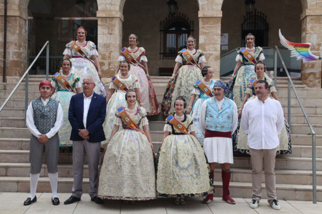 Afbeelding: Vertegenwoordigers van het lokale bestuur van Fallera met de burgemeester en wethouder van Dénia Festivals