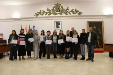 Representantes de los comercios ganadores del concurso de escaparates navideños 2023 de Dénia