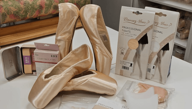 Imagen: Set de zapatillas de puntas y complementos específicos para puntas