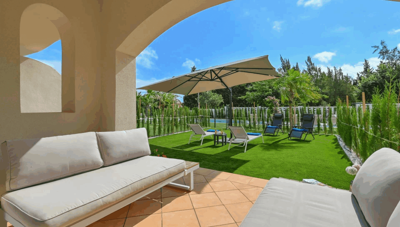 Terraza cubierta en la que desayunar