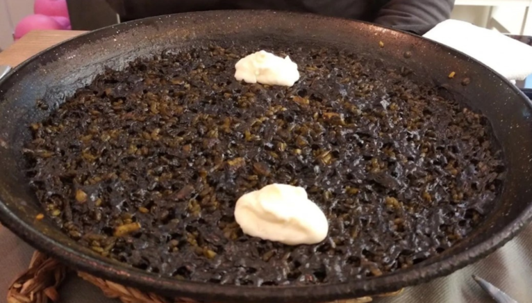 Tradicional arroz negro con all i oli