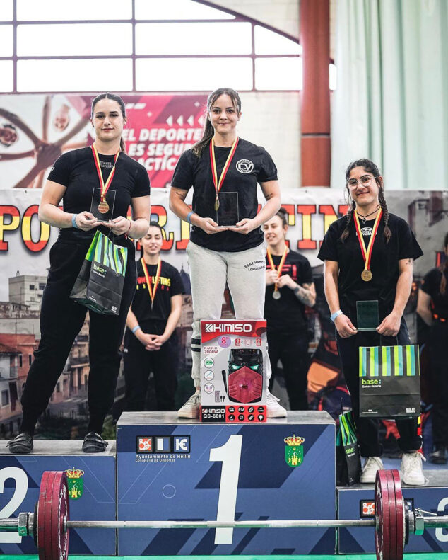 Imagen: Ariadna Mena Llorca en el podio del Campeonato de Levante de Powerlifting