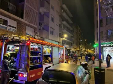 Bomberos trabaja en la extinción del incendio del camión en Dénia