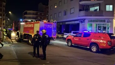 Bomberos y Policía Local interviniendo en la zona del incendio