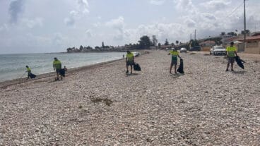 brigada de limpieza a pie en las playas de denia