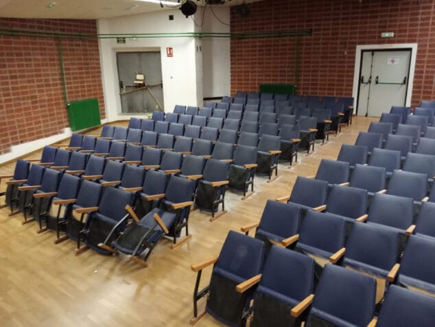 Imagen: Butaca partida en un colegio de Dénia