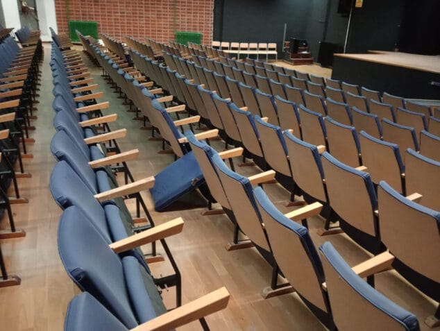 butacas rotas del salon de actos de un centro educativo de denia