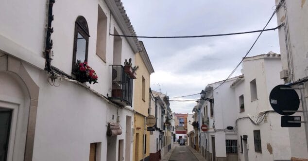 Imagen: Calle Sant Antoni de Dénia, con el panel del santo en la fachada de la izquierda