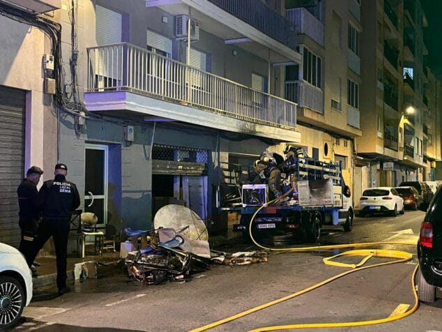 camion afectado por el fuego originado en su volquete