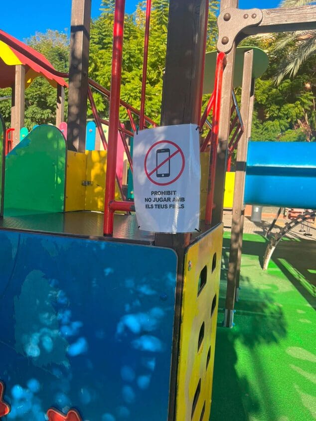 Imagen: Cartel que reivindica el jugar con los hijos en un parque de Dénia