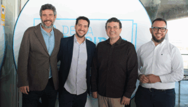 De izquierda a derecha: Alfred Pavía, responsable de Sapristi Décom, Eloy Licerán, Presidente de la Asociación 361º, Raúl García de la Reina, concejal de Cultura y Fiestas y Javi Llull, de Plusmedia