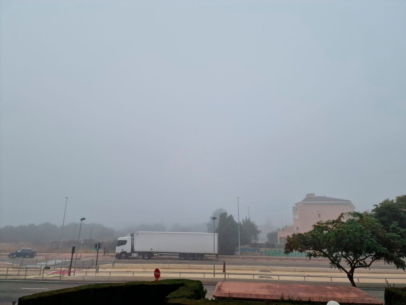 Dénia amanece oculta bajo una densa niebla 02