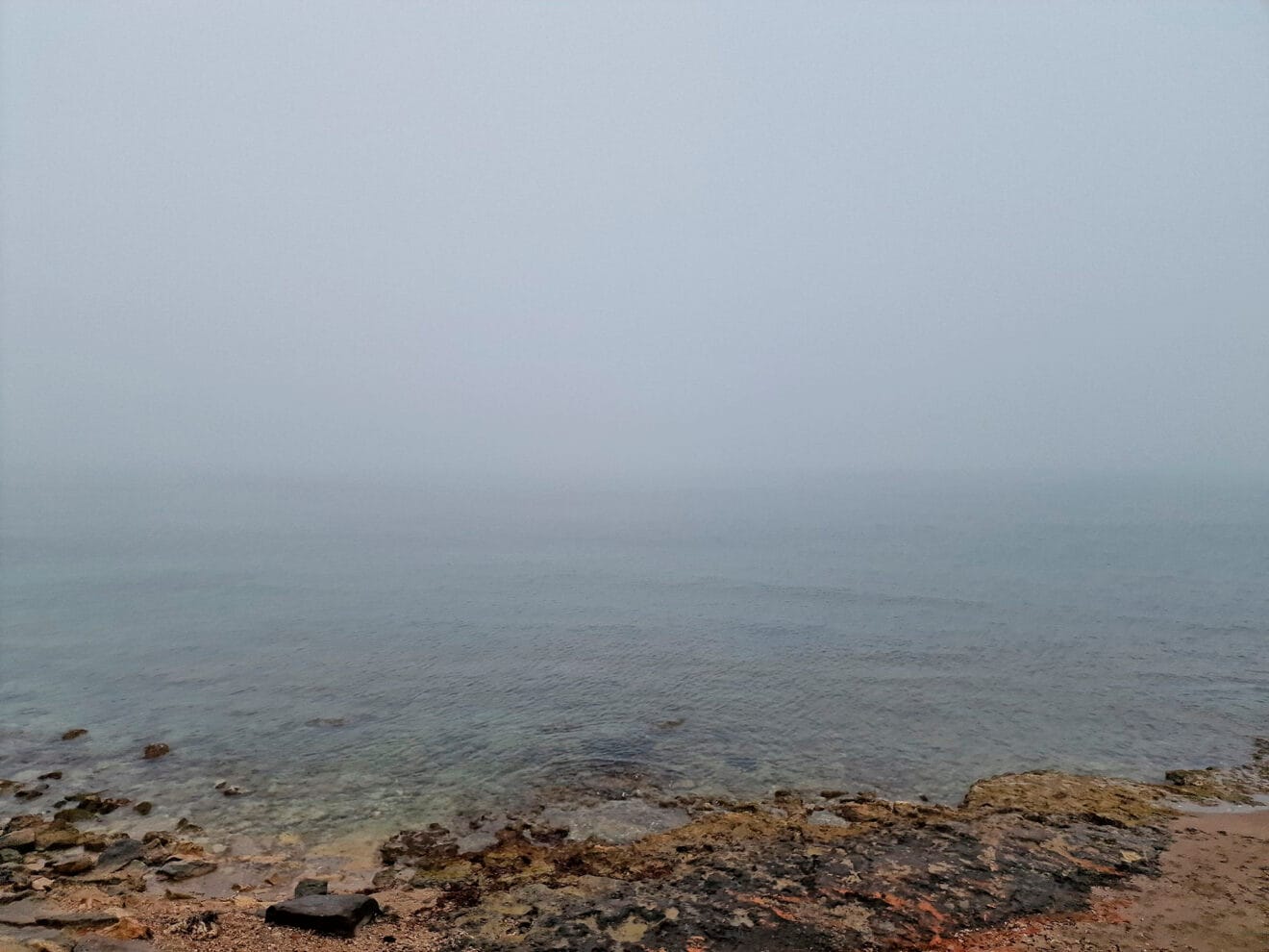Dénia amanece oculta bajo una densa niebla 09