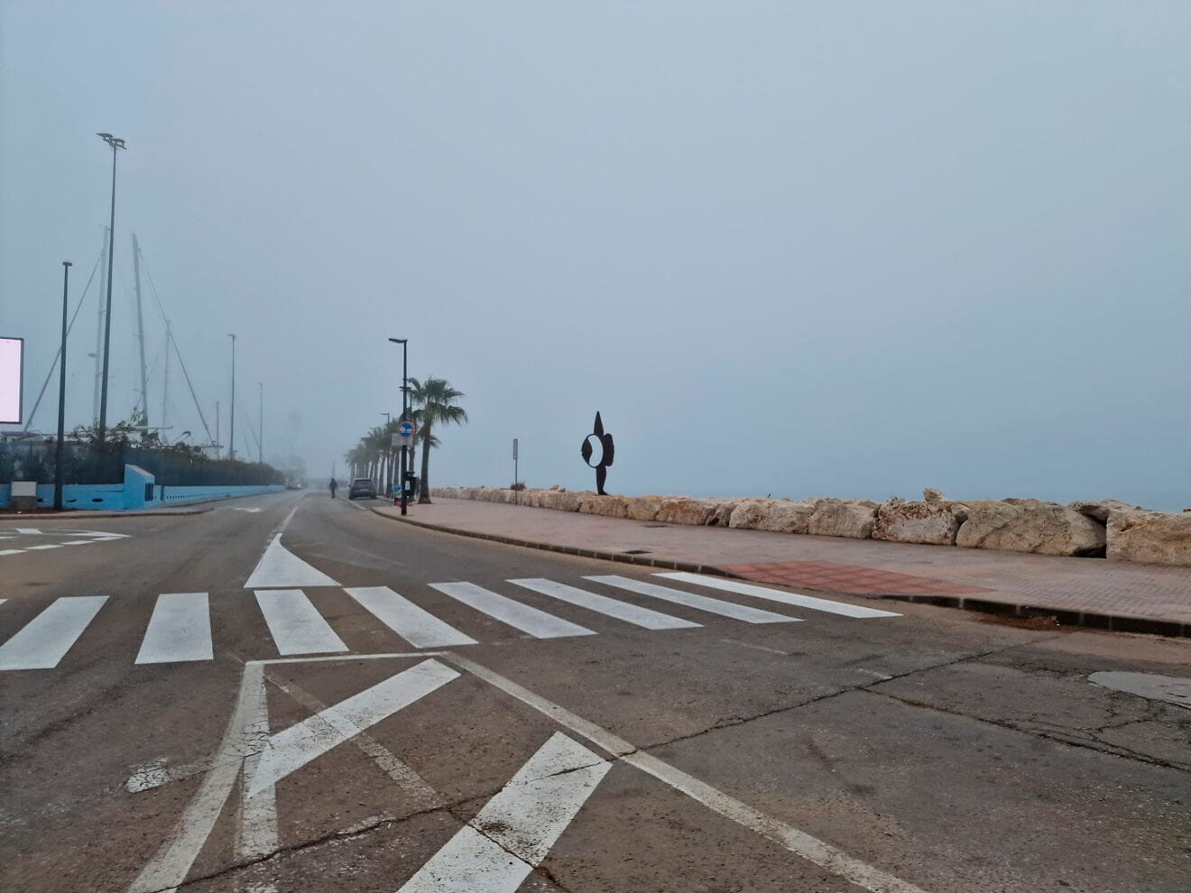 Dénia amanece oculta bajo una densa niebla 10